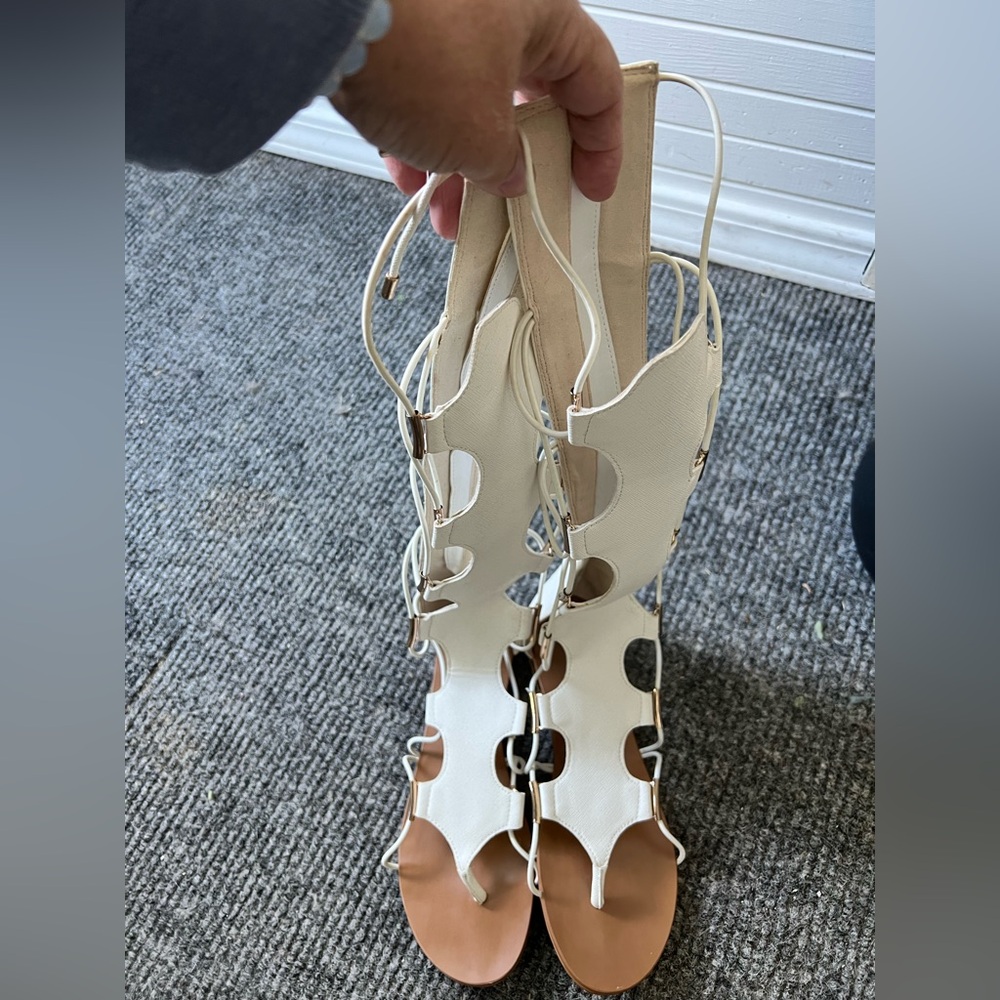 Aldo Gladiator sandals size 7 white knee high with 1/2” heel zip up back
